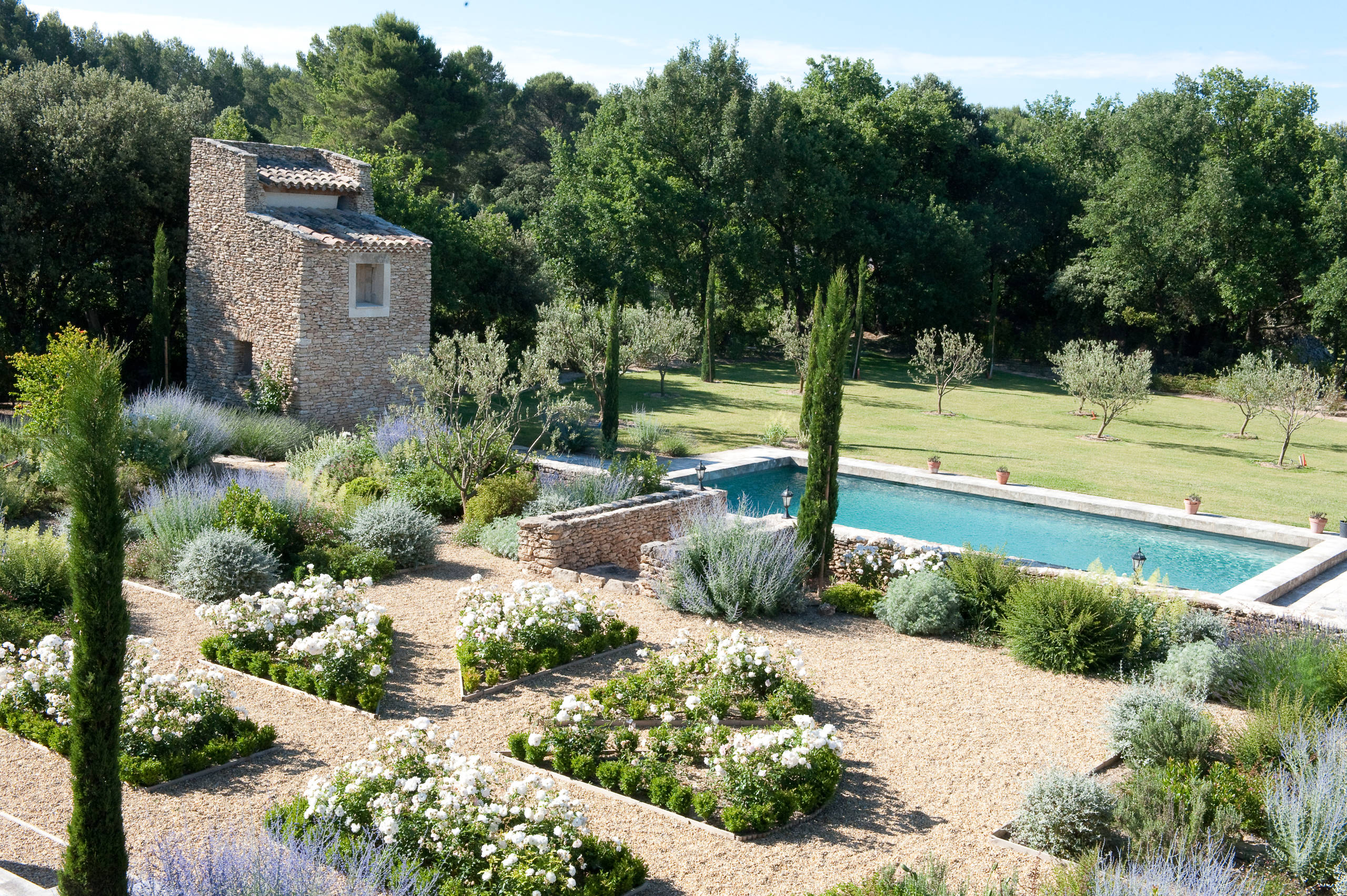 Jardin formel avec piscine